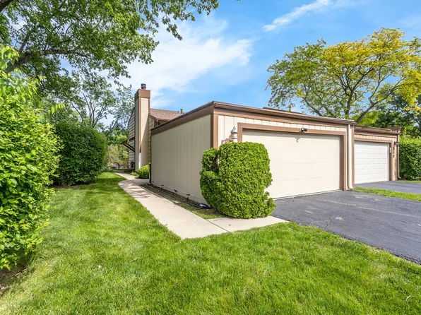 563 N Woodfield Trl, Roselle, IL 60172