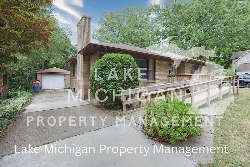 1615 Plymouth Ave SE photo 1