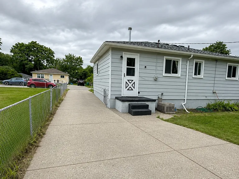 70 Devonshire Rd — Photo 11