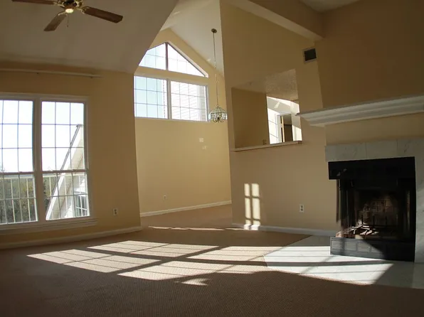 146 Carriage Crossing Ln, Middletown, CT 06457