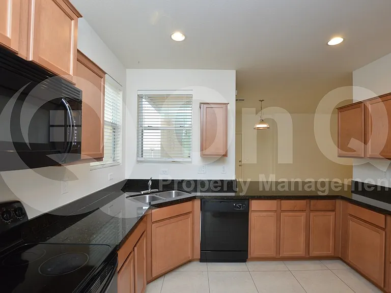883 S Almira Ave — Photo 4