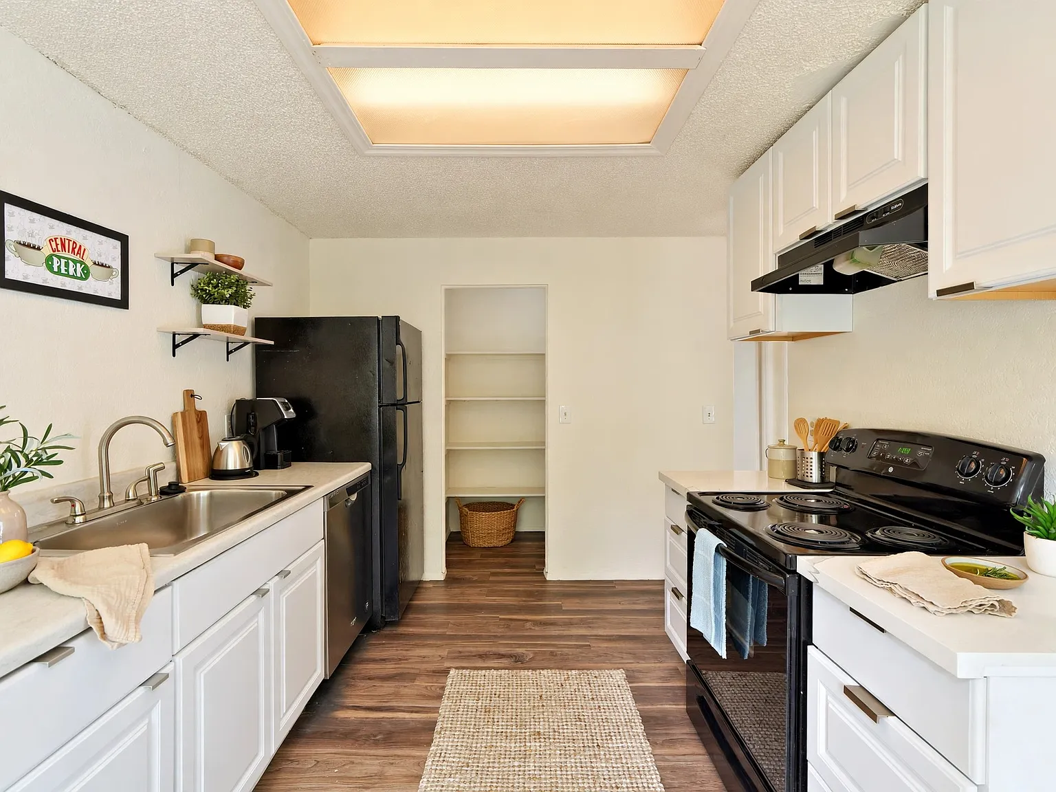 1 bed, 816 sqft, $1,599 — Photo 2