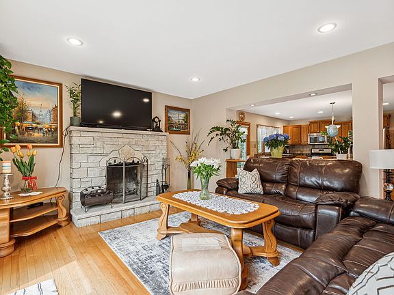 3rd image of 904 S White Willow Bay