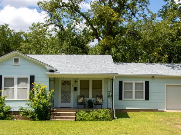 304 S Crockett St, Fredericksburg, TX 78624