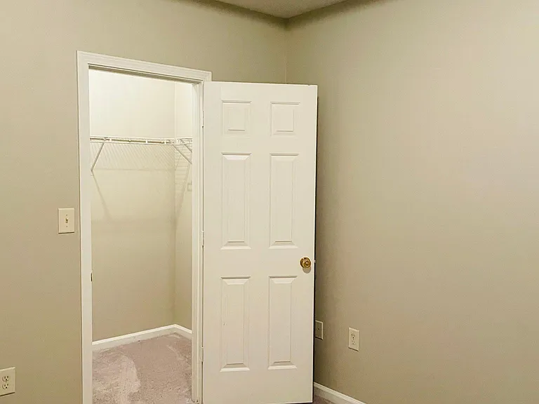 518 Sandringham Dr — Photo 22