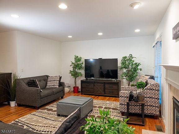 3rd image of 28 Belle Oaks Ln