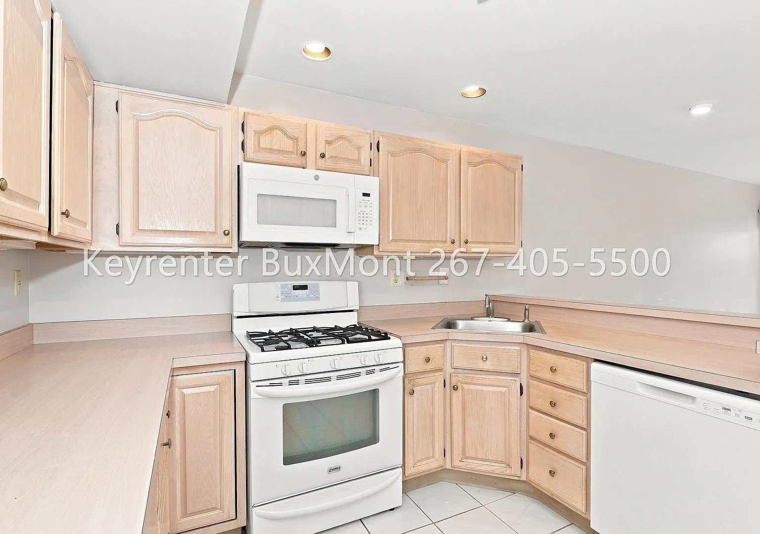 Spacious 3-Bed 2.5-Bath Townhome in Newtown Gate — Photo 1