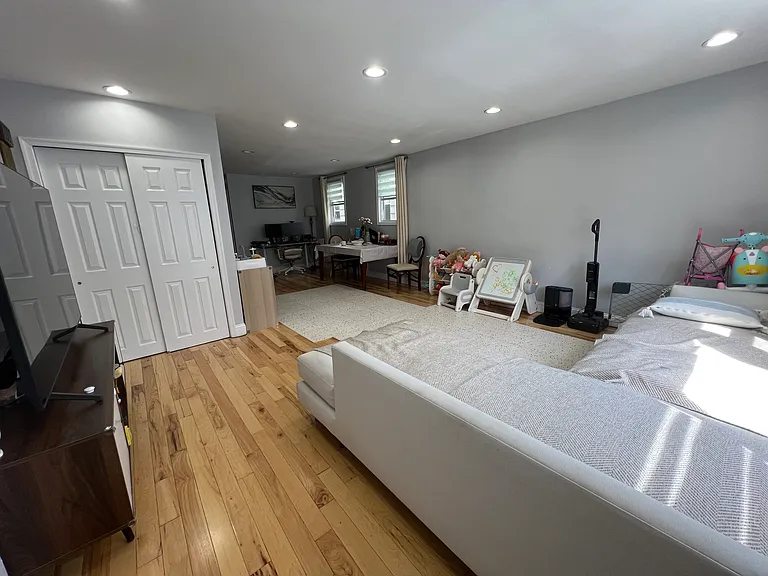 125 W 22nd St #1 — Photo 2