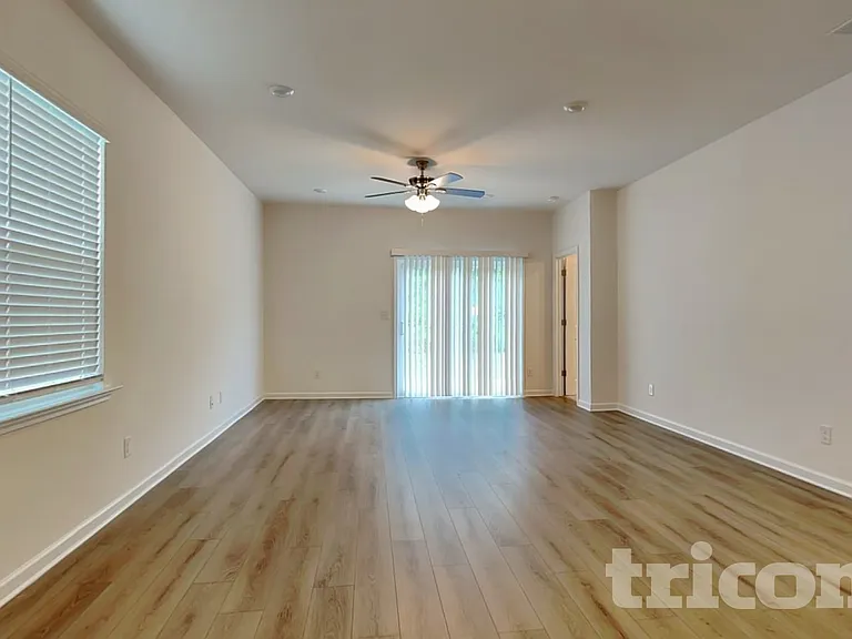 1940 Logan Ln — Photo 2
