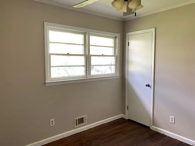 3240 Commodore Dr — Photo 11