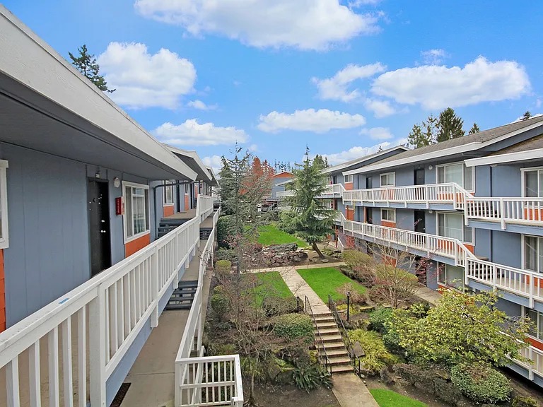 Lakeside Apartments — Photo 22