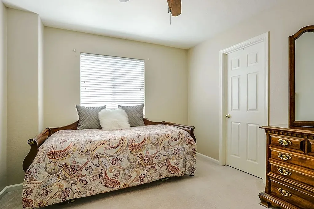 5 bed, 3179 sqft, $750 — Photo 3