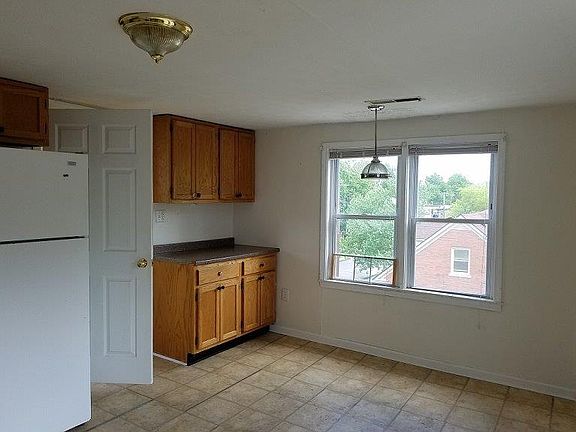 5th image of 676 Headley Ave