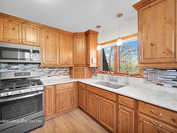 2nd image of 1S211 White Oak Dr