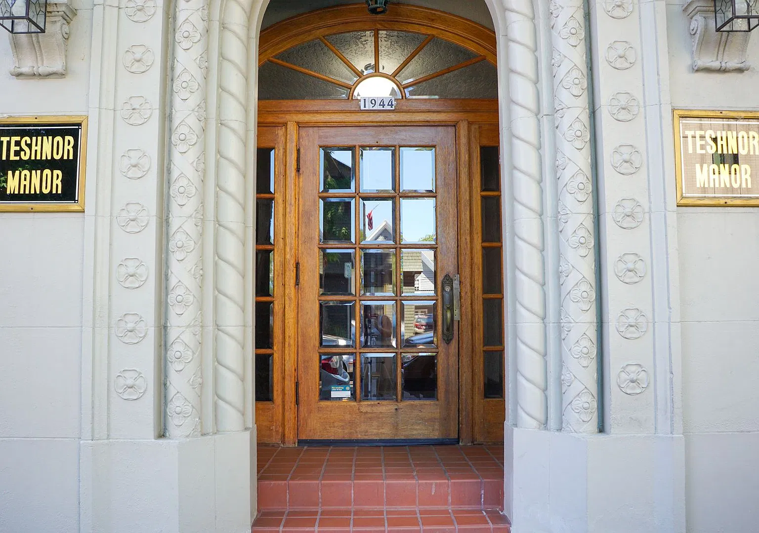 Spacious & Bright Top-Floor Corner Studio Ready Now! — Photo 2