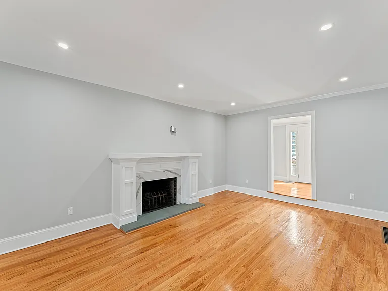 80 3rd St — Photo 9