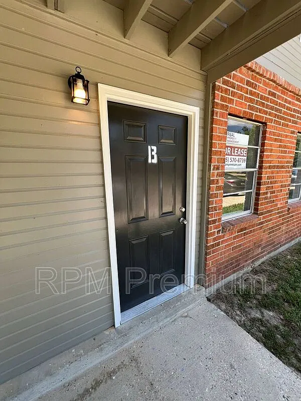 2 bed, 1.0 bath, 700 sqft, $950 — Photo 1