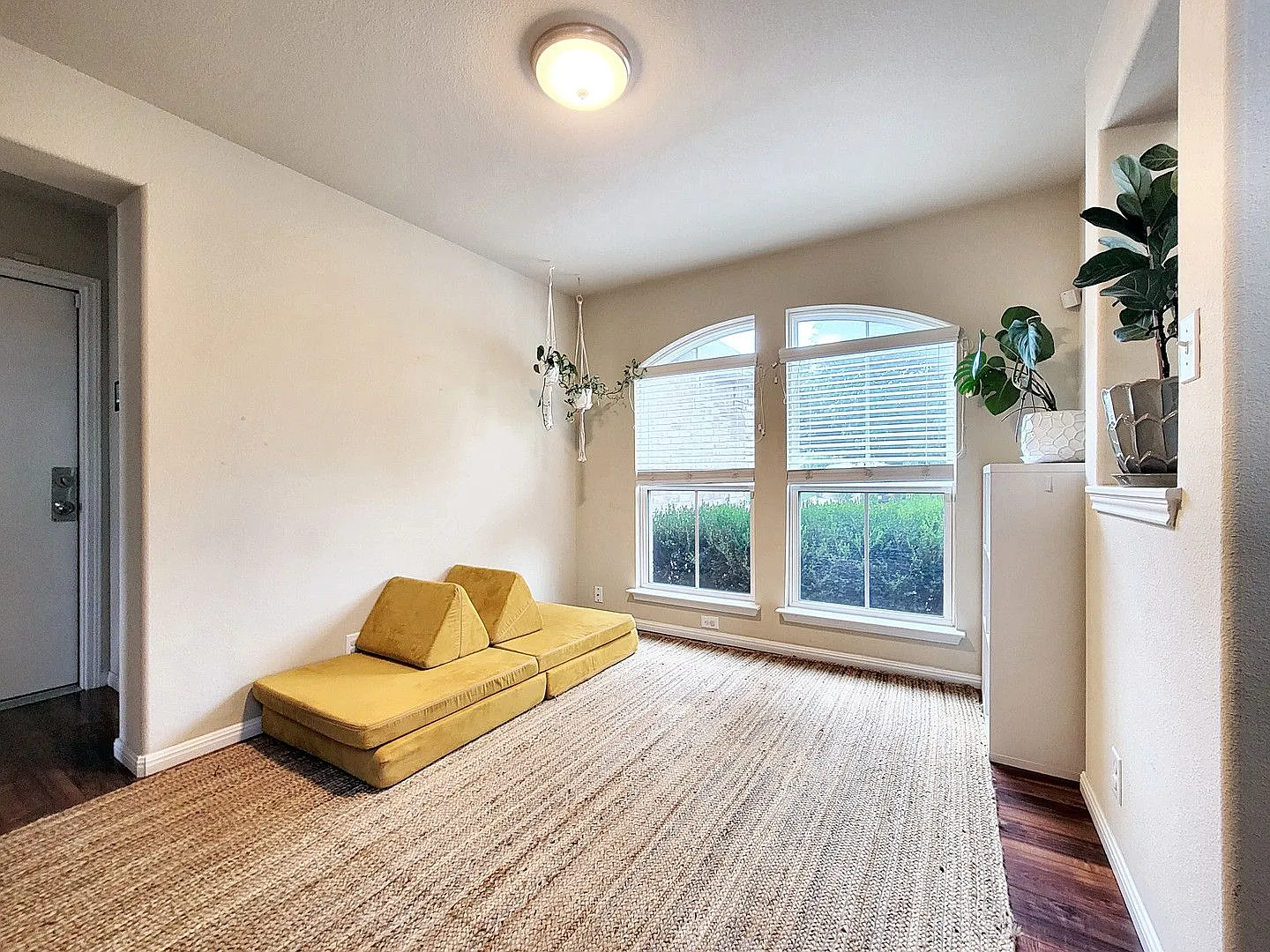 4 Bed, 2.5 Bath Hutto Home Featuring Modern Kitchen & Large Backyard — Photo 4