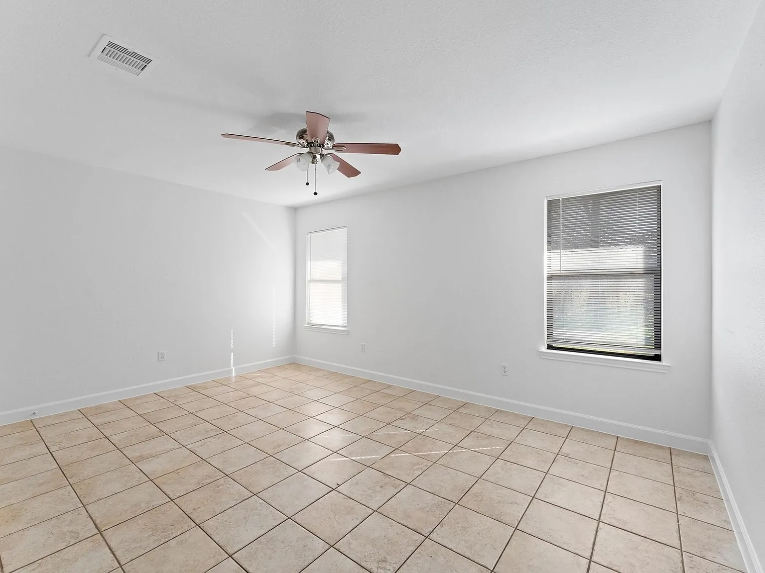 4 bed, 2.5 bath, 1576 sqft, $1,900 — Photo 4