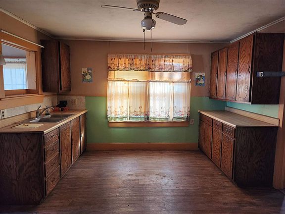 3rd image of 501 SW Hillside Rd