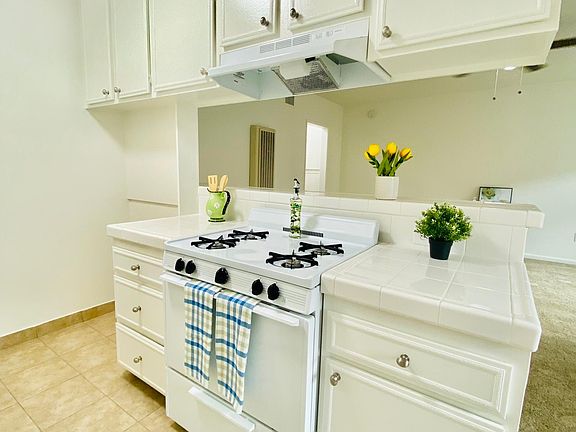 Open kitchen with breakfast bar.