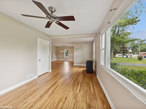 3rd image of 3653 Woodlawn Ave