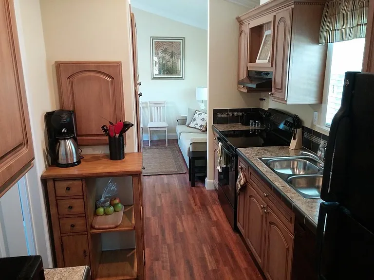 Kitchen (looking towards Lv Rm)