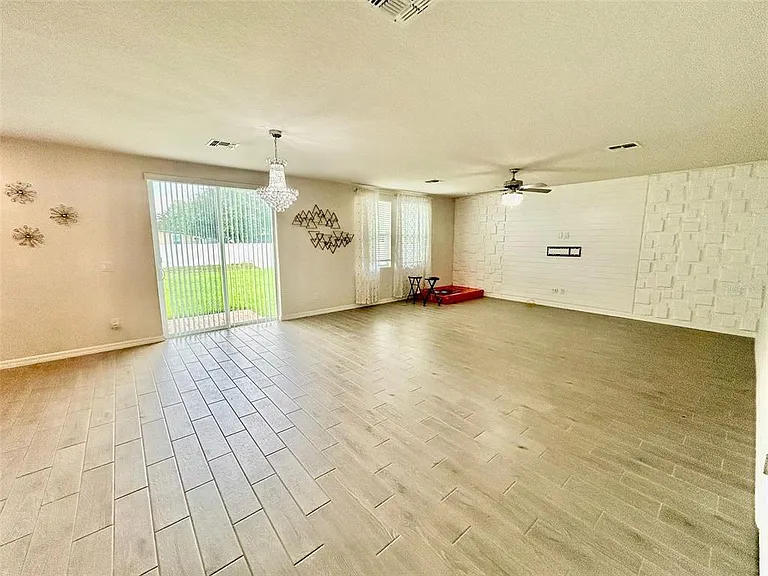 144 Towns Cir — Photo 5