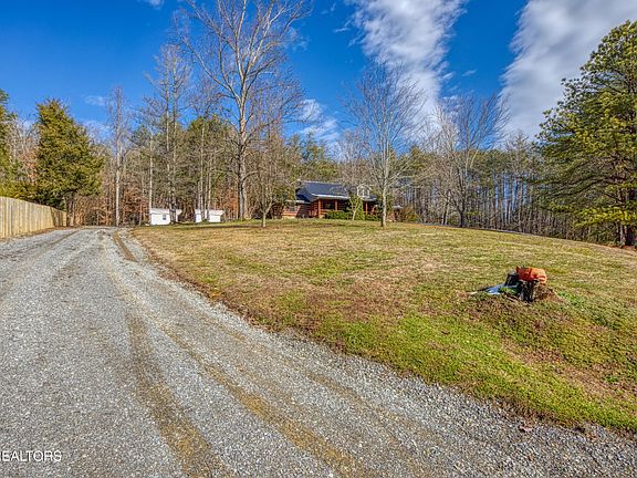 2nd image of 686 Thomas Rd