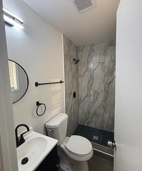 4404 Banks Pl NE — Photo 1