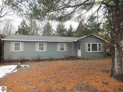 6118 N Reynolds Rd, Lake Ann, MI, 49650