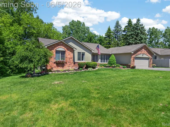 8694 Brazos Ct, White Lake, MI 48386