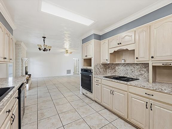 5th image of 7640 Laurie Ln