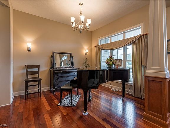 4th image of 252 Kensington Ct