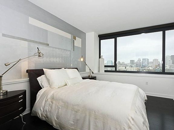 4th image of 260 King St Unit 1605