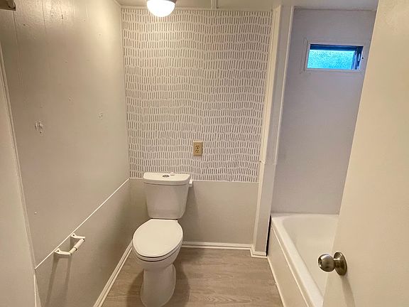3rd image of 851 Killarney Plz