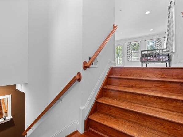202 Blue Heron Dr, Secaucus, NJ 07094