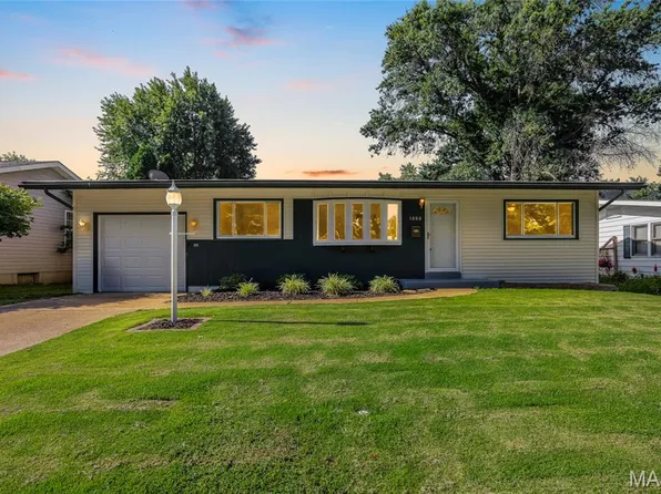 1060 Dauphin Ln, Florissant, MO 63033