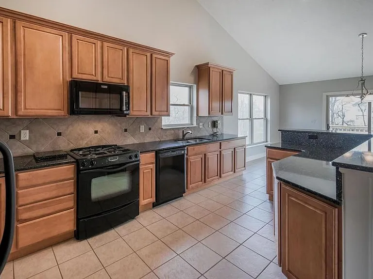 2323 Charoe St — Photo 3