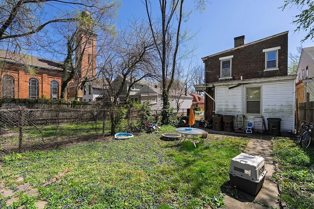Building Photo - 322 E 17th St #2