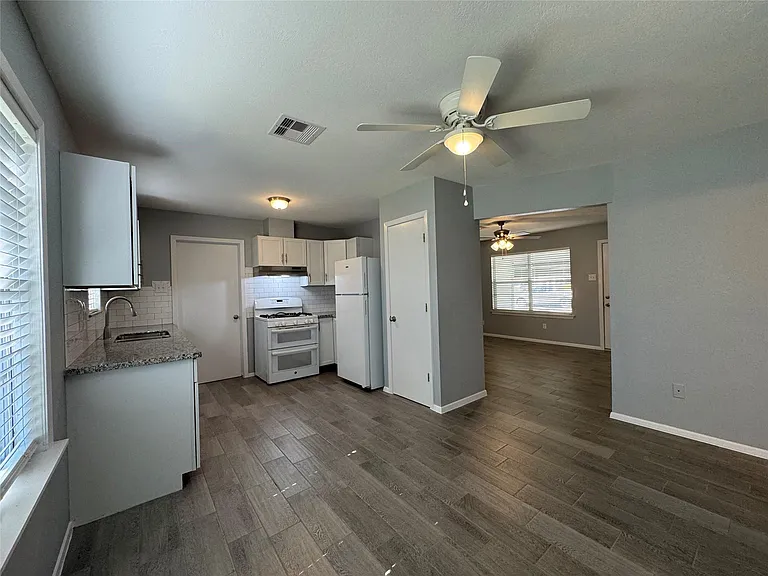 514 Bertloma St — Photo 9