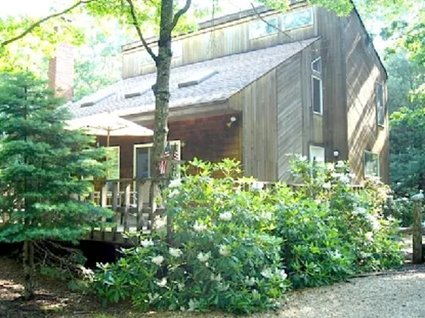 https://photos.zillowstatic.com/fp/8b5db6e1f2af4fe3225e802af81f51ce-p_e.webp