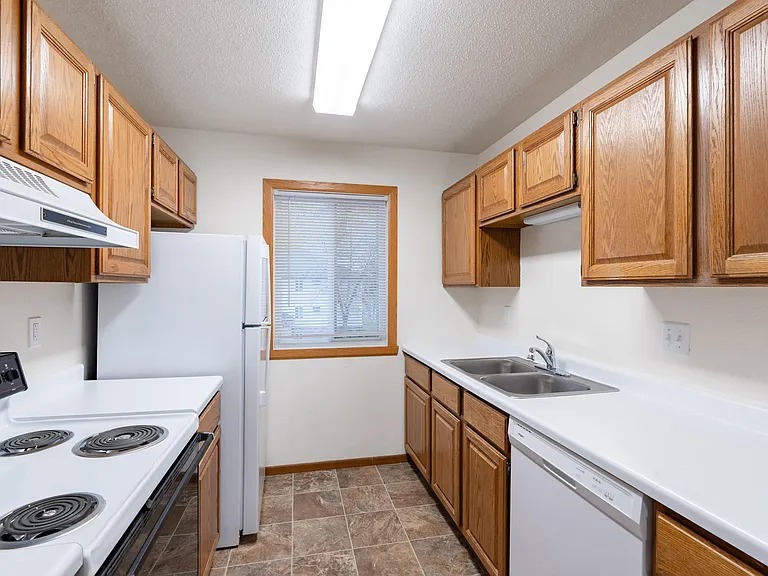Fargo, ND Brownstone Apartments | 21C | Kitchen