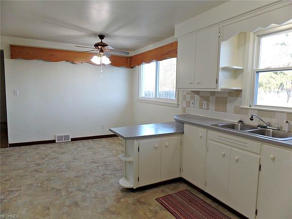 4th image of 27 Evans Ave