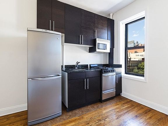 2nd image of 55 Delancey St Front 3G
