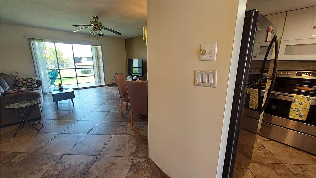 2 bed, 1.0 bath, 894 sqft, $1,500 — Photo 3