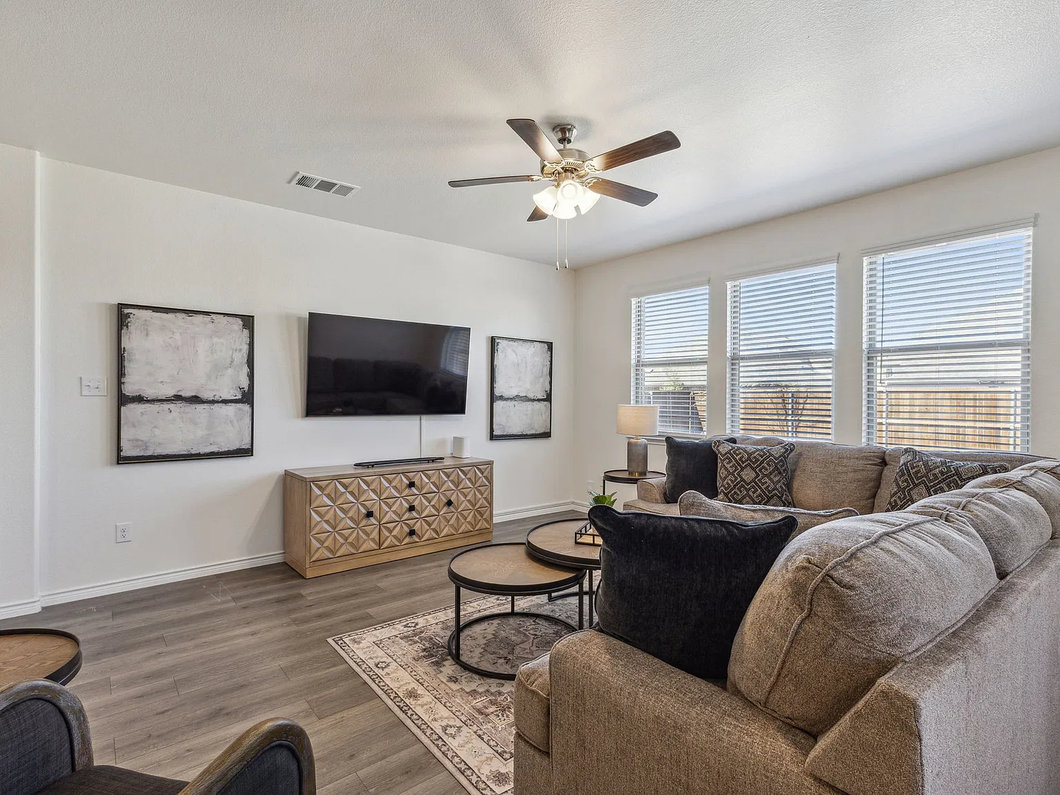 5 bed, 2528 sqft, $7,970 — Photo 3