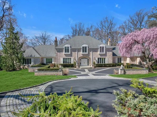 12 OVERLOOK Court, Locust Valley, NY 11560