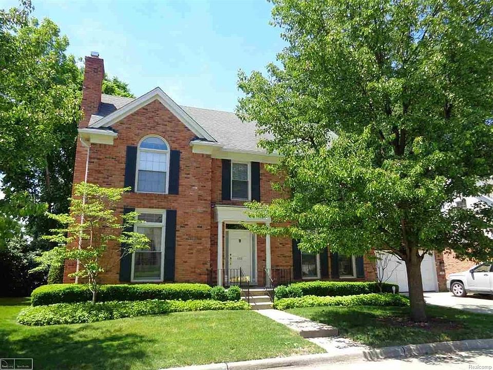 Stately Colonial. 31349966