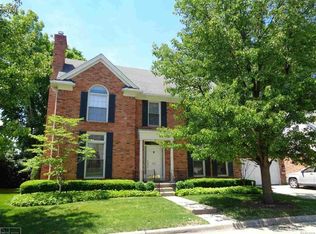 688 Morningside Ln, Grosse Pointe Woods, MI 48236